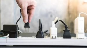 Rút phích cắm các thiết bị khi không sử dụng là những bước đơn giản nhưng rất quan trọng để tiết kiệm điện