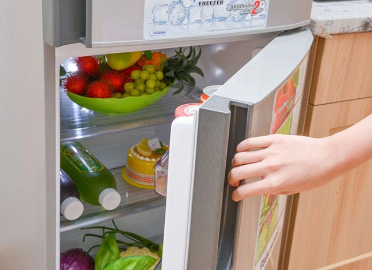 Mở cửa tủ lạnh liên tục khi mất điện